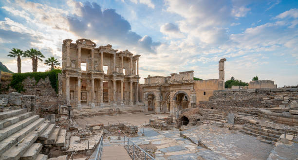 bibliothèque celcus à éphèse au coucher du soleil, vue grand angle - ephesus photos et images de collection