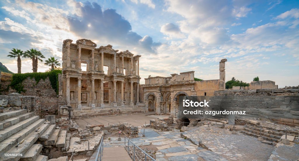 Celcus Celcus Library In Ephesus At Sunset Wide Angle View Stok Fotoğraflar ...