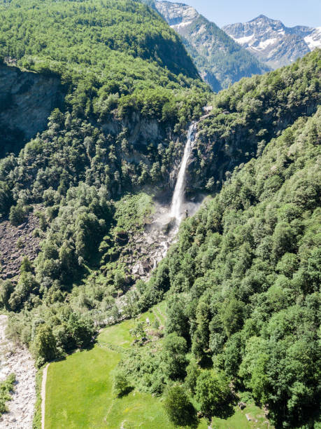 the famous waterfall behind the mountain village foroglio in the maggia valley - switzerland ticino canton valley church imagens e fotografias de stock