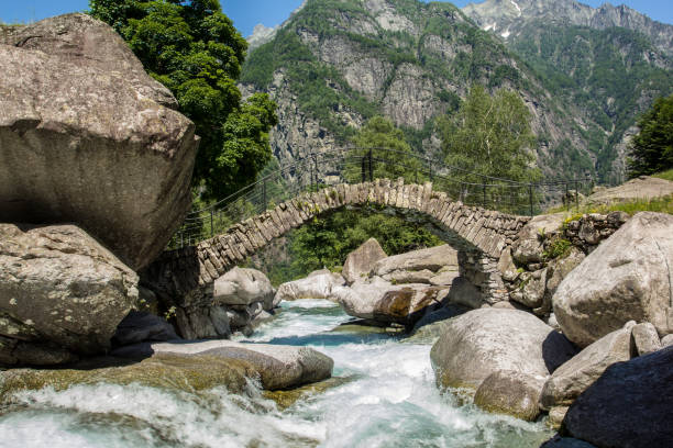 starożytny rzymski kamienny most w puntid wysoko nad wioską foroglio - ticino canton obrazy zdjęcia i obrazy z banku zdjęć