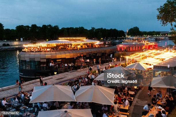 Photo libre de droit de Fête Sur Quai De Seine À Paris Après Le Confinement Covid 19 banque d'images et plus d'images libres de droit de Paris - France