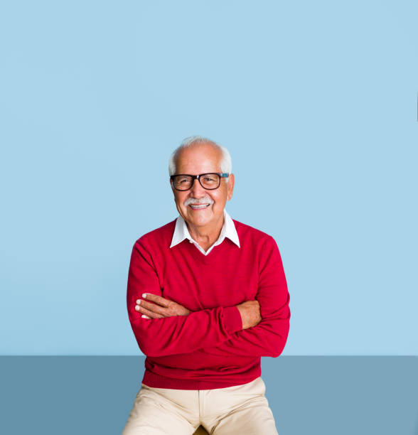 homme âgé heureux avec les bras croisés souriant - medium shot photos et images de collection