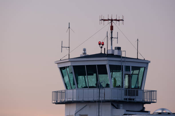 una torre di controllo del traffico aereo con finestre di vetro verde. - air traffic control tower foto e immagini stock