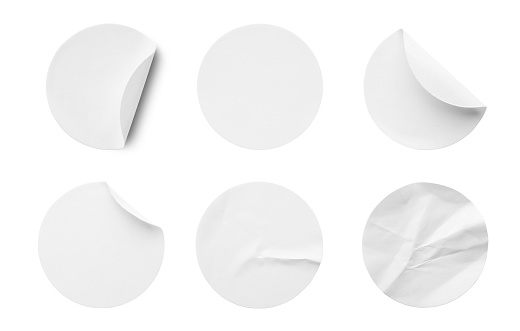 Colección de etiquetas de etiqueta de papel redondo blanco en blanco aislada sobre fondo blanco photo