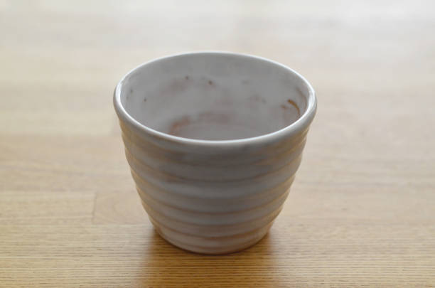 keramik teetasse auf einem natürlichen holztisch. leere japanische grüne teetasse 'yunomi' hintergrund. - japanese tea cup stock-fotos und bilder