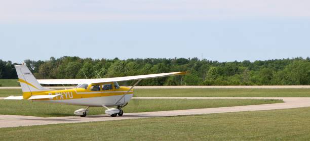 cessna 172 выехает на взлетно-посадочную полосу - small airport cessna airplane стоковые фото и изображения