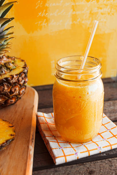ананасовый смузи в стиле лета - pineapple milkshake стоковые фото и изображения
