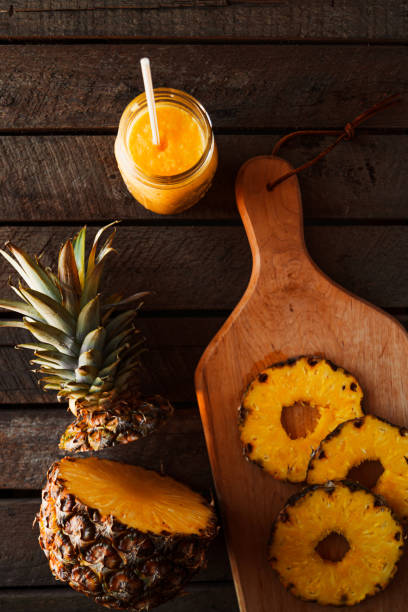 ананасовые фрукты в стиле на деревянном столе - pineapple milkshake стоковые фото и изображения