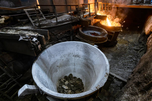 spezielle metallurgische pfannen. der prozess des gießens von geschmolzenem metall - cast in stone stock-fotos und bilder