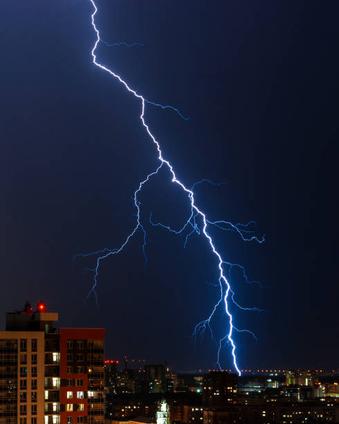 단일 큰 번개 - lightning strike 뉴스 사진 이미지