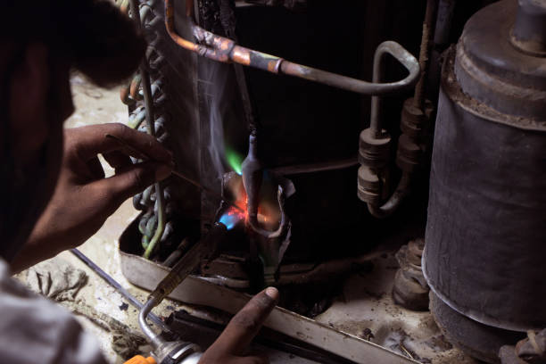 technicien de service réparateur climatiseur - air conditioner electricity repairing furnace photos et images de collection