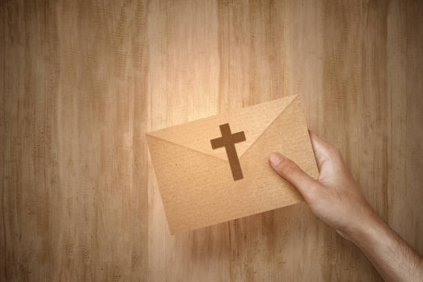 기독교 십자가와 봉투를 들고 인간의 손 - applauding cross cross shape jesus christ 뉴스 사진 이미지