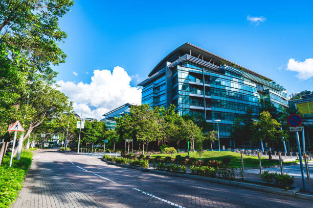 inner city road in finance district - office park contemporary construction architecture imagens e fotografias de stock