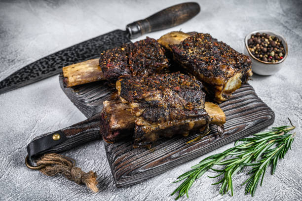 costillas de ternera cortas de barbacoa con hierbas. fondo blanco. vista superior - veal rack fotografías e imágenes de stock