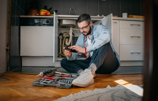 der klempner benutzt das telefon - faucet leaking pipe water stock-fotos und bilder