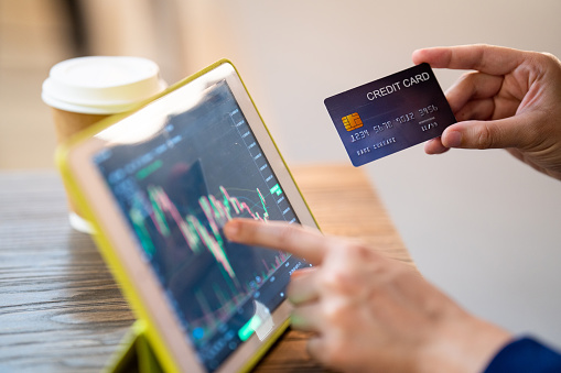 Investors use credit card are trading stocks. In the electronic market Through computer By the internet via mobile phone.