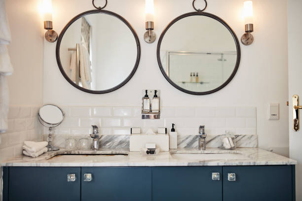 shot of a bathroom at a modern hotel - badkamer fotos stockfoto's en -beelden