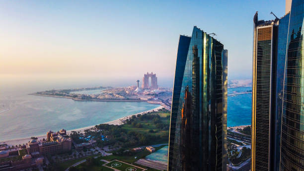 isola di marina e palazzo emirates ad abu dhabi vista dall'alto con il centro della città nella capitale degli emirati arabi uniti - emirates palace hotel foto e immagini stock