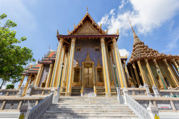 świątynia szmaragdowego buddy lub świątyni wat phra kaew, bangkok, tajlandia - sanam luang park zdjęcia i obrazy z banku zdjęć