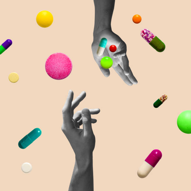 fondo pastel. la mano abstracta y la caída de tabletas y píldoras. obra de arte o collage creativo con elementos aislados. - vitamin pill fotos fotografías e imágenes de stock