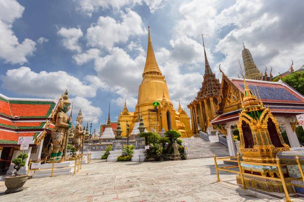 świątynia szmaragdowego buddy lub świątyni wat phra kaew, bangkok, tajlandia - sanam luang park zdjęcia i obrazy z banku zdjęć