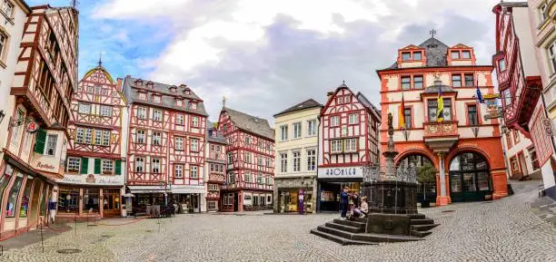 8. Mai 2021: Bernkastel-Kues. Beautiful town onMoselle, Mosel river. Colorful half-timbered houses on the market place , town hall (Rathaus). Rhineland-Palatinate, Germany, between Trier & Koblenz