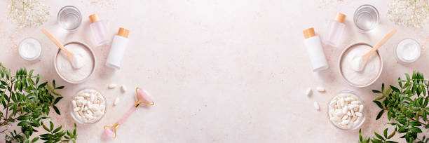 diferentes tipos de colágeno para cuidados com a pele e gua sha beauty roller flat lay, banner web - chinese medicine nutritional supplement herb pill - fotografias e filmes do acervo