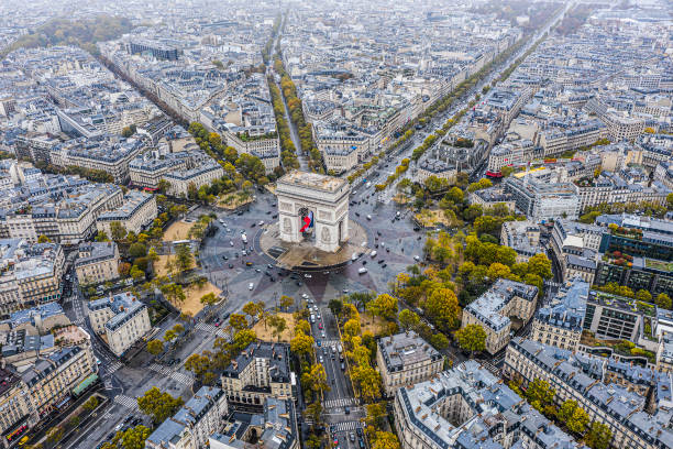 arco di trionfo dal cielo, parigi - french culture immagine foto e immagini stock