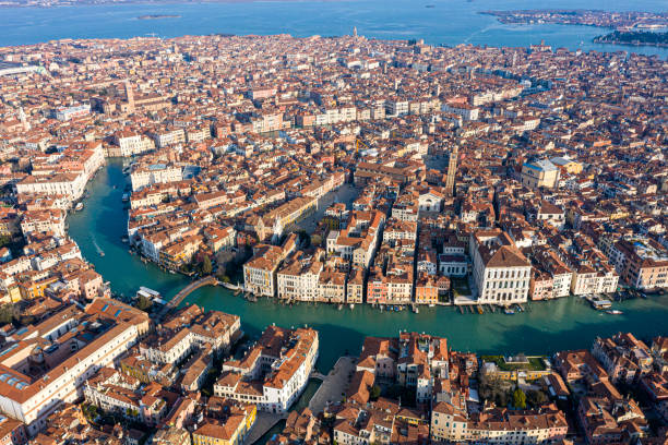 venezia, ponte dell'accademia e canal grande dal cielo, vista aerea - venice italy italy grand canal built structure foto e immagini stock