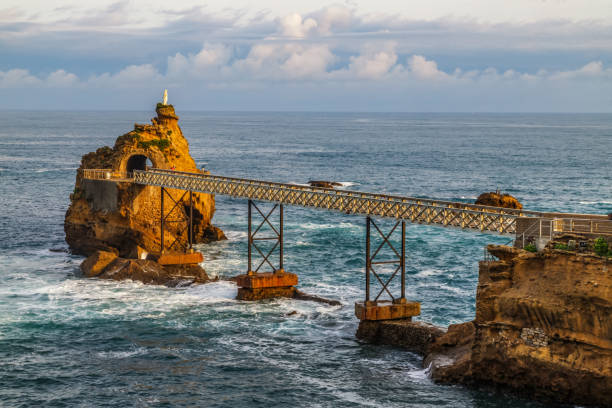 der felsen der jungfrau maria, ein wahrzeichen von biarritz, frankreich. die von eiffel entworfene metallbrücke. - rocher de la vierge stock-fotos und bilder