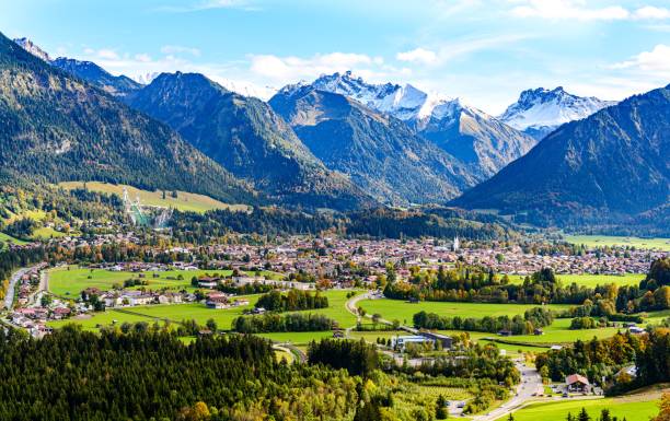 panoramablick auf obersdorf in allgau, bayern, deutschland. alpengebirge in tirol, österreich. - allgau stock-fotos und bilder