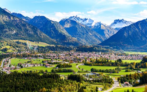 オールガウ、バイエルン、バイエルン、ドイツのオーベルスドルフのパノラマビュー。オーストリア・チロルのアルプス山脈。 - allgau ストックフォトと画像