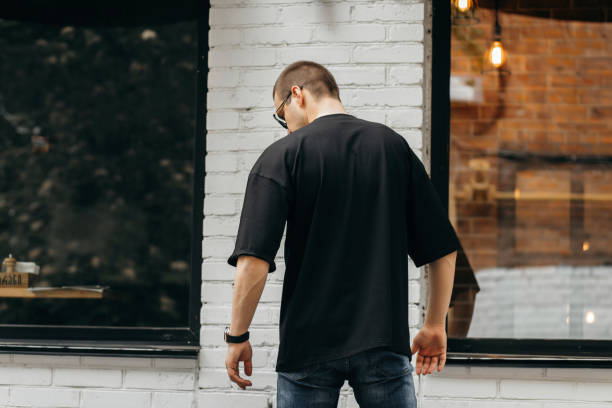 homem vestindo camiseta em branco preto com espaço para o seu logotipo ou design. zombe - back rear view men muscular build - fotografias e filmes do acervo