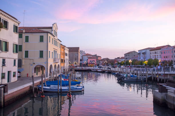 chioggia, italie, ville sur l’eau au coucher du soleil - chioggia photos et images de collection