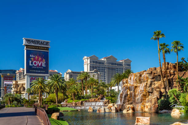 waterfall at the mirage with caesars palace in the background - mirage hotel imagens e fotografias de stock