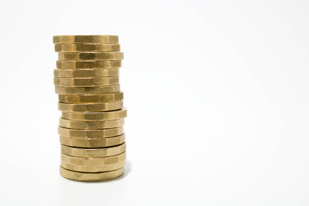 1ポンドの英国のコインの背の高いスタック - coin stack change heap ストックフォトと画像