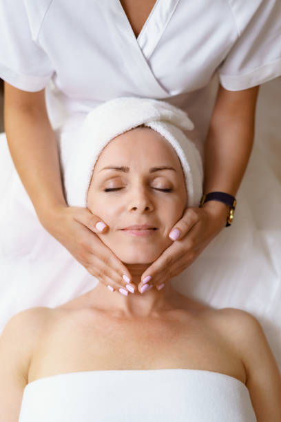 gesichtsmassage schönheitsbehandlung. - massaging facial massage human face beautician stock-fotos und bilder