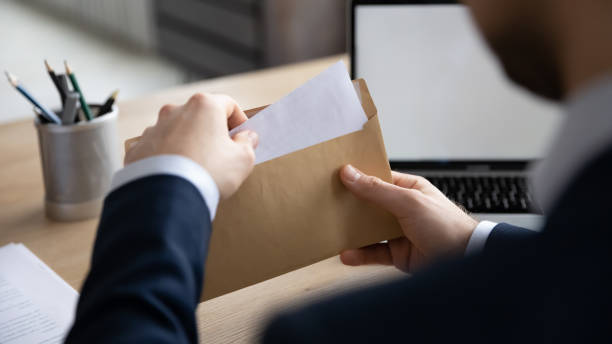 lider biznesu, dyrektor wykonawczy, dyrektor generalny otrzymujący list, zaproszenie, powiadomienie - opening mail envelope greeting card zdjęcia i obrazy z banku zdjęć