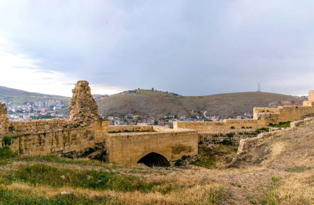 Medieval ruined fortress Bayburt in Turkey Bayburt, Turkey - June 12, 2021:Ancient ruined Armenian fortress in the Turkish city of Bayburt. A picturesque cityscape in the evening - residential buildings along the river and an ancient castle against the backdrop of a blue sky. Traditional architecture of the ancient Near East bayburt stock pictures, royalty-free photos & images