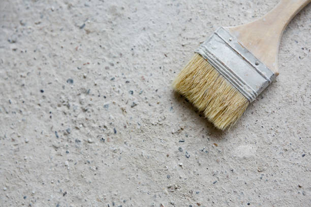 used large paint brush on concrete background - plasterer plaster wall dirty imagens e fotografias de stock