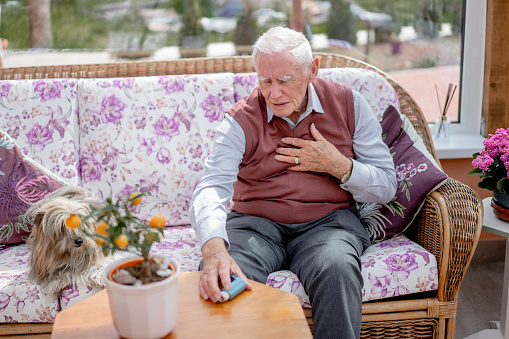 Situación de emergencia de un hombre mayor que tiene un ataque de asma photo