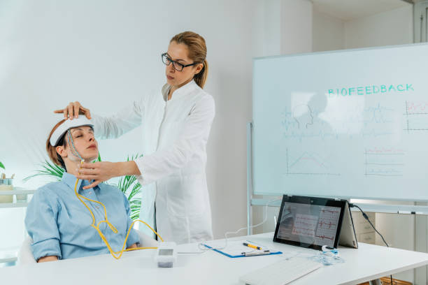 biofeedback eeg o electroencephalograph training presso un centro sanitario - biofeedback foto e immagini stock