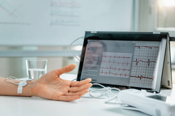 biofeedback - mano femminile con sensori collegati per la misurazione della frequenza cardiaca. - biofeedback foto e immagini stock