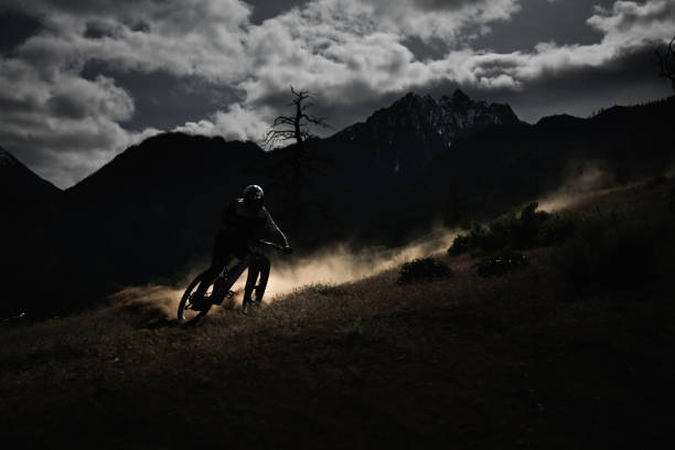 senderos ligeros para bicicletas de montaña - mountain biking extreme sports cycling bicycle fotografías e imágenes de stock