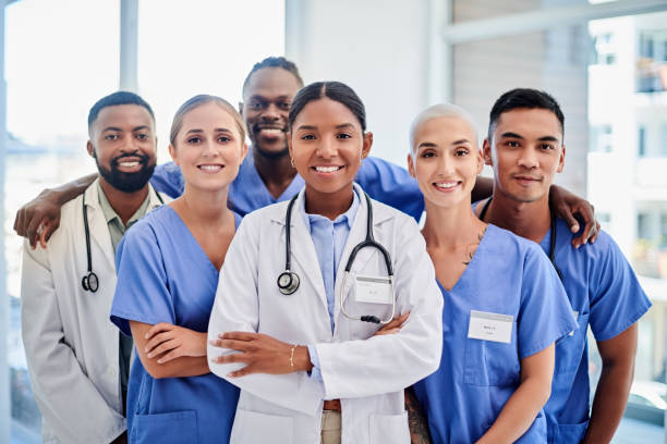 shot of a diverse group of medical professionals in a hospitals - medical occupation imagens e fotografias de stock