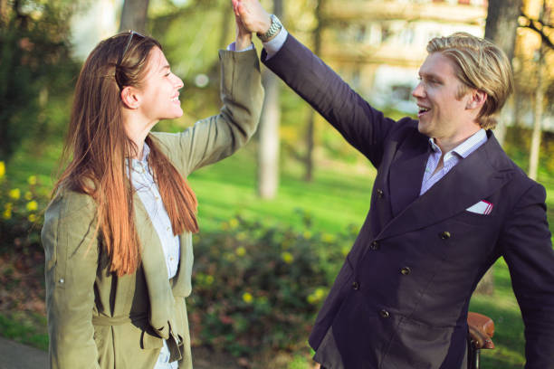 un día de primavera con amigos - possing love passion romance fotografías e imágenes de stock