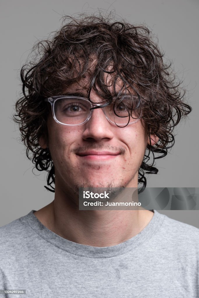 Lächelnder junger Mann vor dem Mugshot - Lizenzfrei 20-24 Jahre Stock-Foto