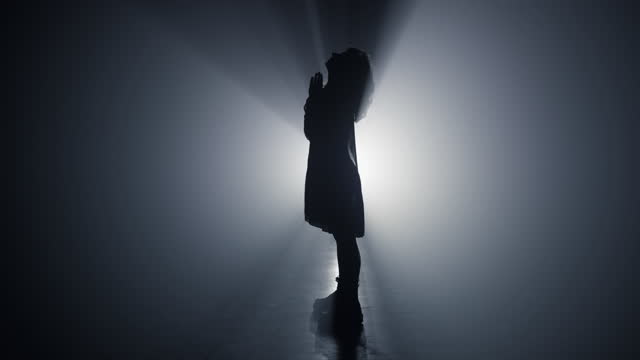 Silhouette man woman secret whisper red, Stock Video