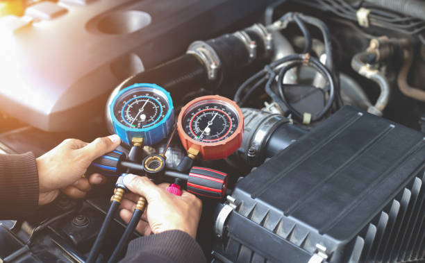istock Car air conditioner check service, leak detection, fill refrigerant.Device and meter liquid cooling in the car by specialist technicians. 1324316491