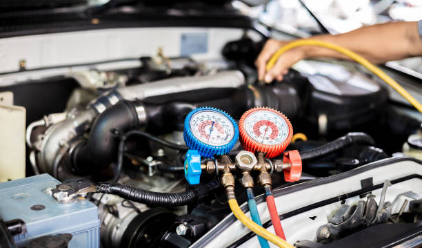 istock Car air conditioner check service, leak detection, fill refrigerant.Device and meter liquid cooling in the car by specialist technicians. 1324316588